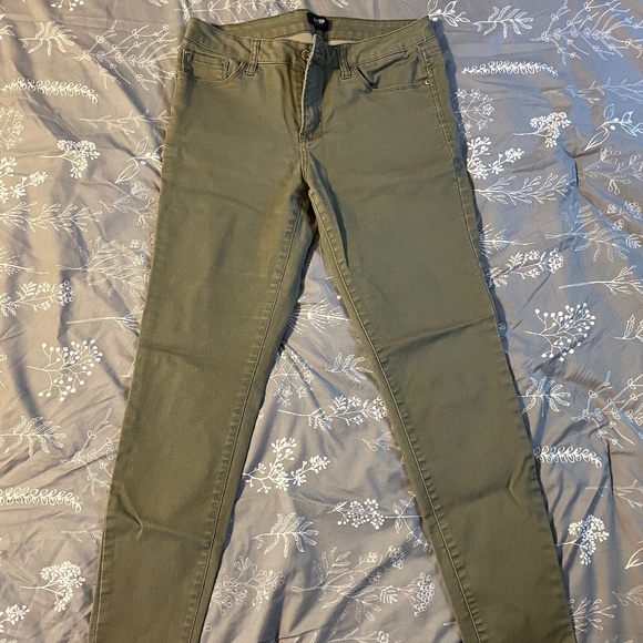 Kensie Women's Midrise Skinny Olive Jeans. Size 10/30 - Picture 1 of 3